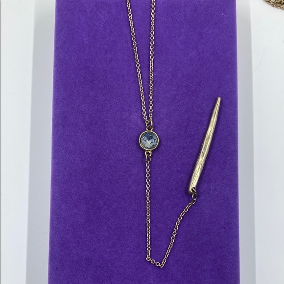 💛 Crave Fame Gold Minimalist Bar Crystal Necklace - Picture 2 of 5